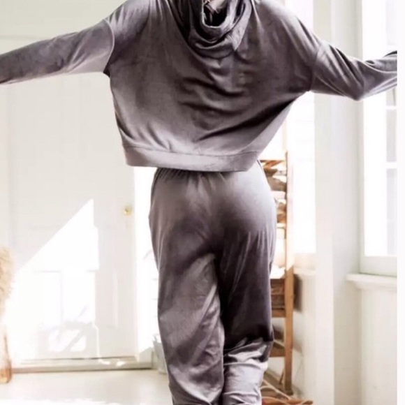 Offline by Aerie Cropped Hoodie and Jogger Velvet Set Size S - Picture 2 of 14